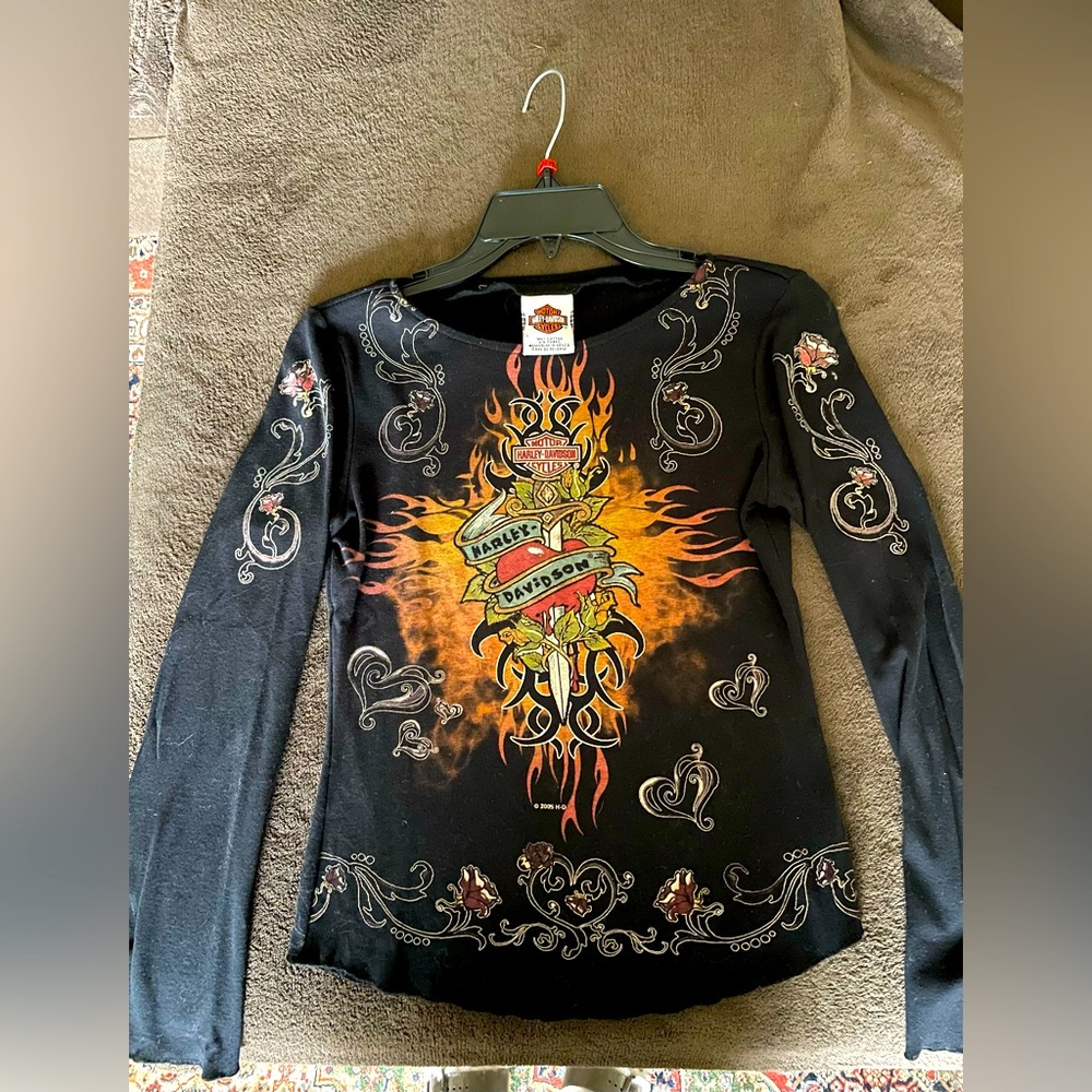 Harley-Davidson long sleeve sz. Large
Black with tulip sleeves at bottom.